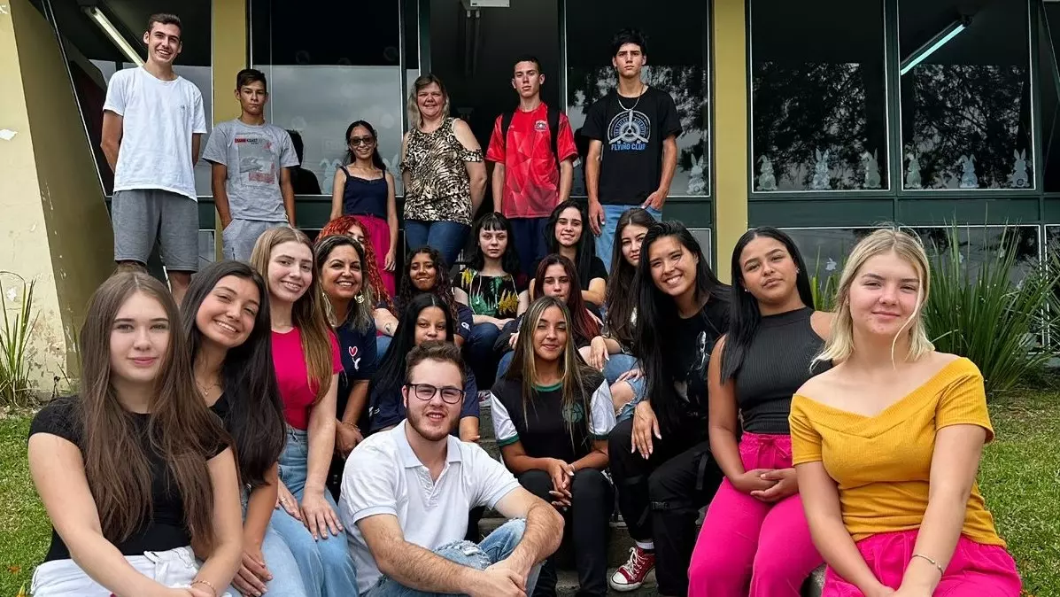 Biblioteca de Mafra recebe alunos do projeto Jovens Empreendedores, do Colégio Barão de Antonina