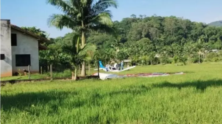 Avião com quatro pessoas cai em Massaranduba