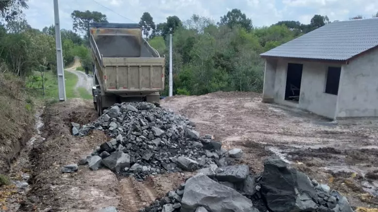 Produtores de Mafra recebem cargas de pedra pelo programa Porteira Adentro