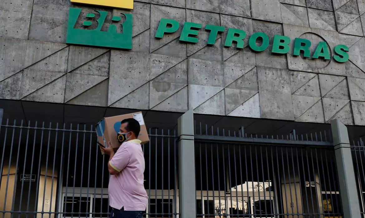 Petrobras reduz preço da gasolina em 4,66% para distribuidoras