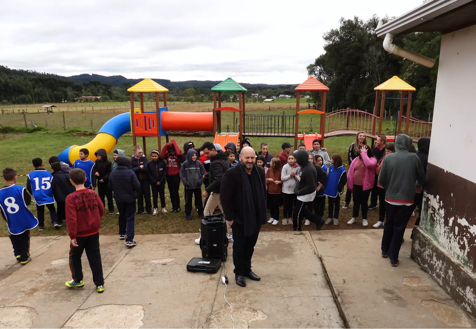 Prefeito atende solicitação de alunos e entrega novo parquinho na EMEB São Lourenço