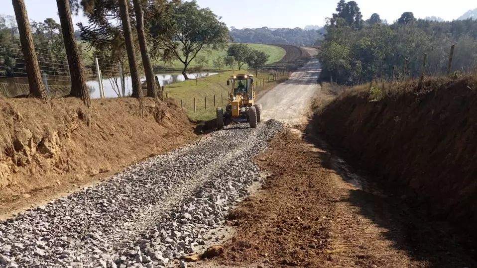 Prefeitura de Mafra continua recuperando estradas no interior