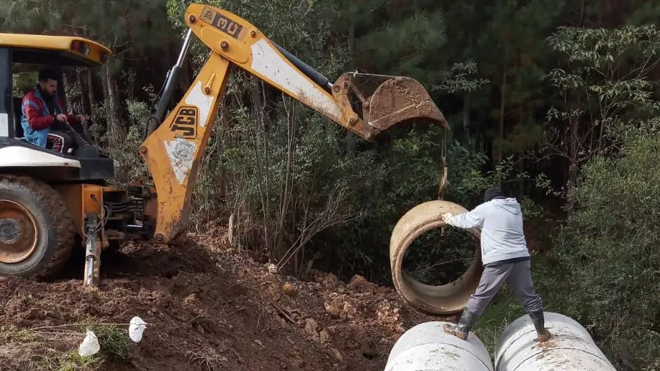 Prefeitura de Mafra substitui duas pontes de madeira por tubulação em concreto no Saltinho do Canivete