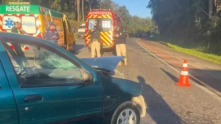 Caminhoneiro foge após acidente com carro em Mafra