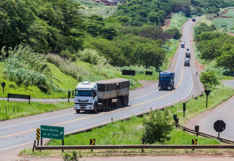 Bolsonaro veta avaliação períodica de saúde a motoristas profissionais