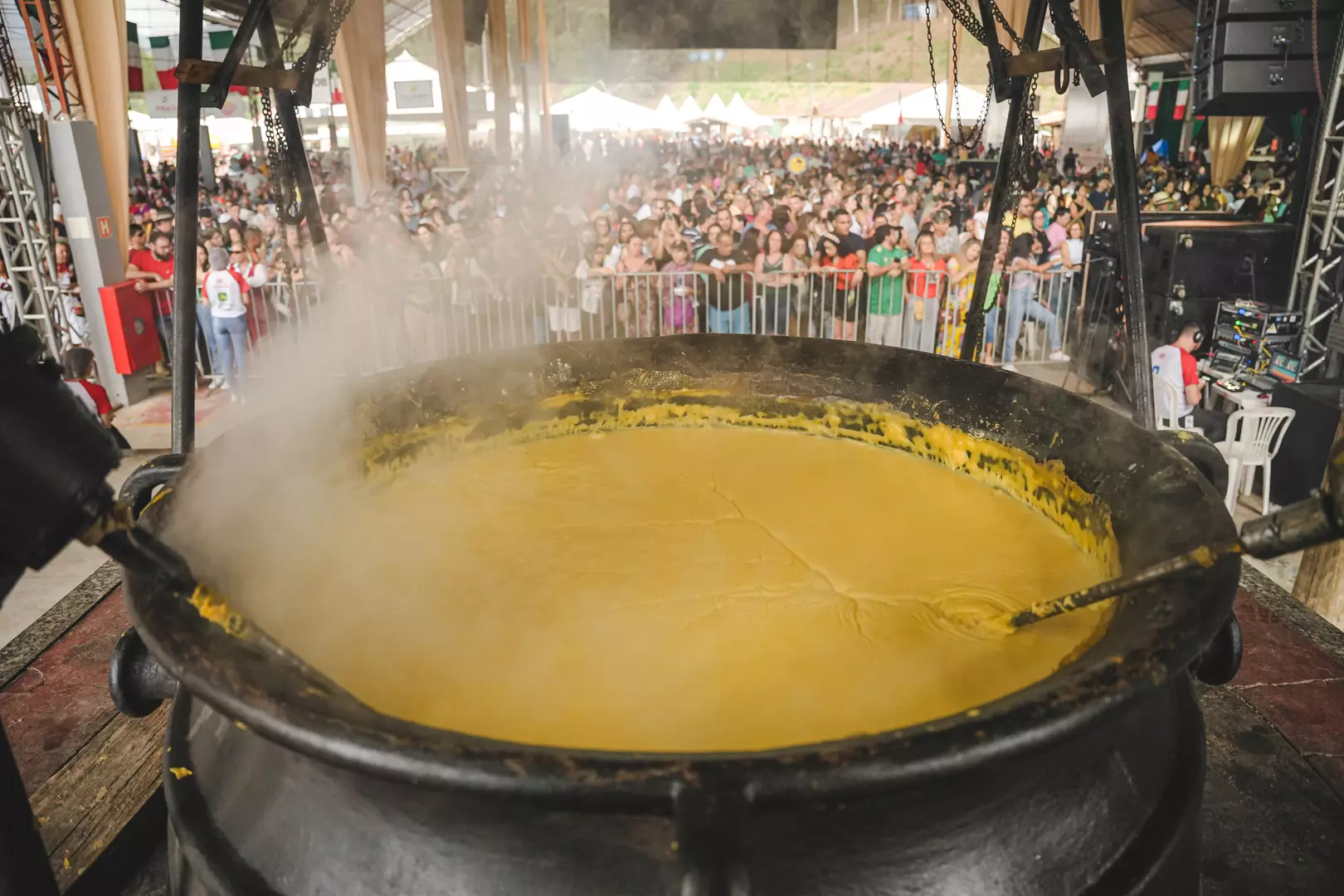 QUASE OITO TONELADAS DE POLENTA NO PRIMEIRO FIM DE SEMANA DA FESTA