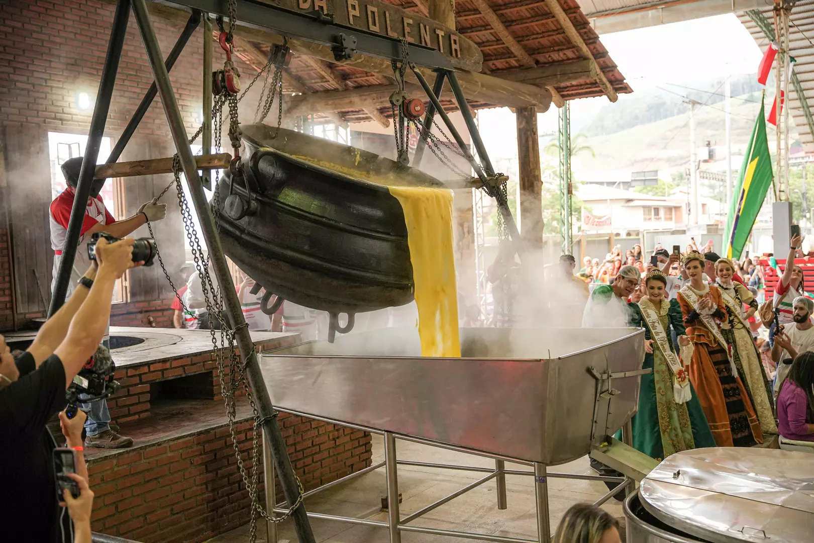 MAIS DE VINTE TONELADAS DE POLENTA NA TRADICIONAL FESTA DE VENDA NOVA DO IMIGRANTE