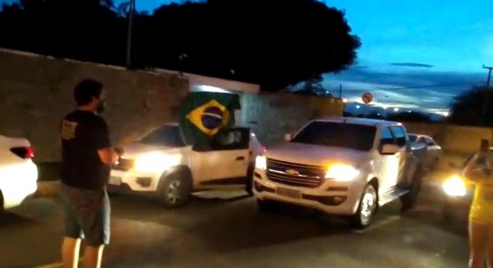 Desesperados por causa da crise, população manifesta em frente à residência de Firmino Filho em THE