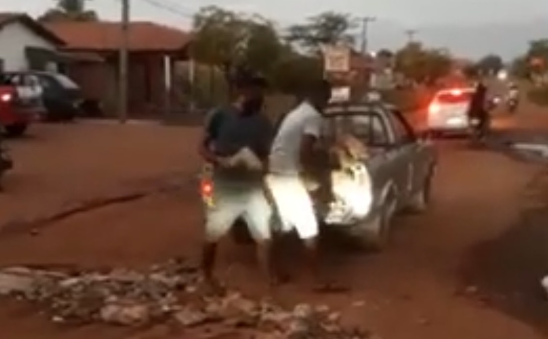 Populares tapam buracos com entulho na rua 7 de Setembro