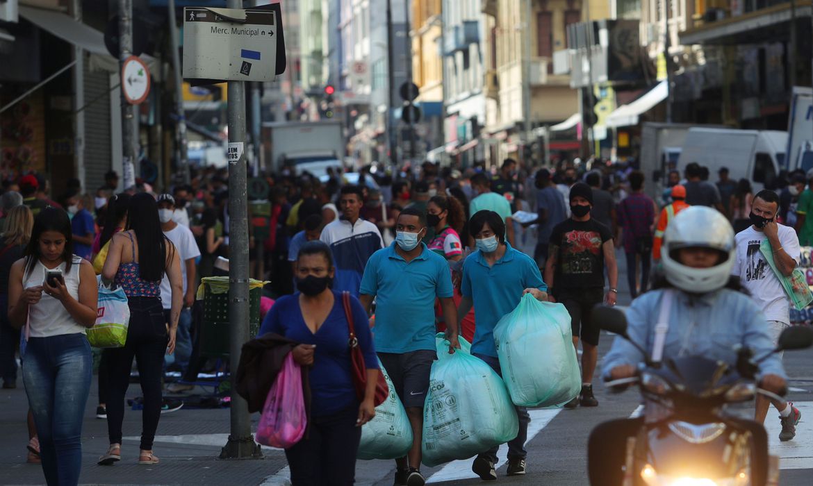 População do Brasil passa de 211,7 milhões de habitantes, estima IBGE