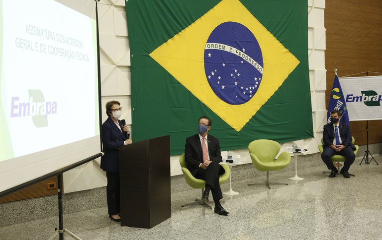 Tereza Cristina participa da assinatura de acordo de cooperação entre Apex-Brasil e Embrapa