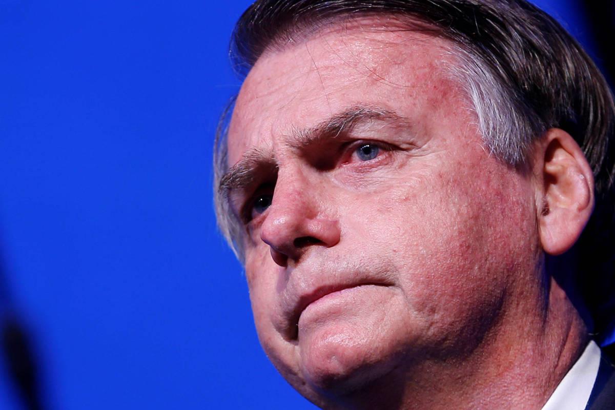 Bolsonaro tenta estancar crise em semana de pressão por votos e atos