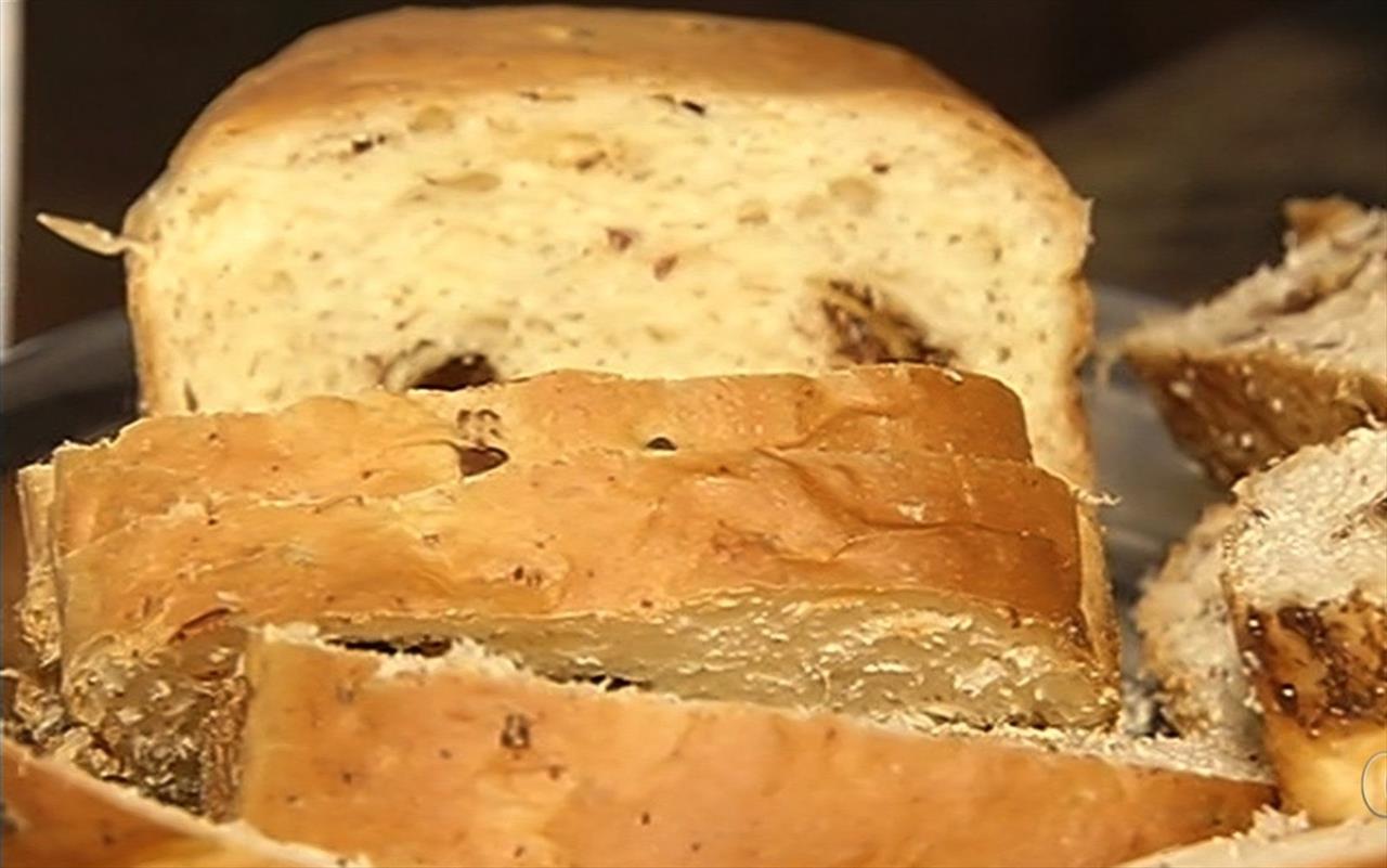 Cozinheira ensina preparo da receita de pão de páscoa, em Goiás