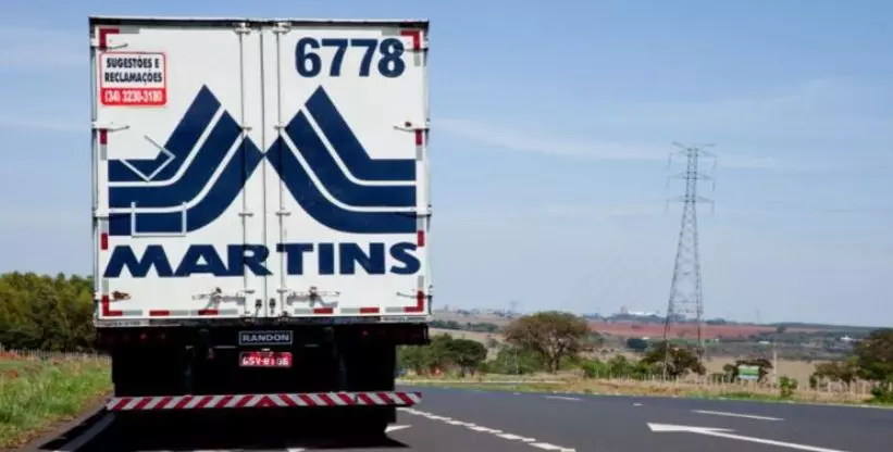 A foto mostra um caminhão da Martins Logística