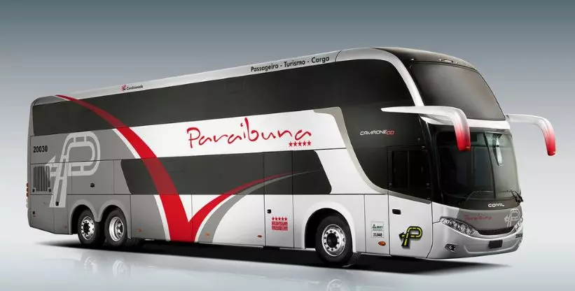 A foto mostra um ônibus da Paraibuna Transportes