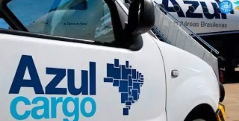 A foto mostra uma van e um aviação da empresa Azul