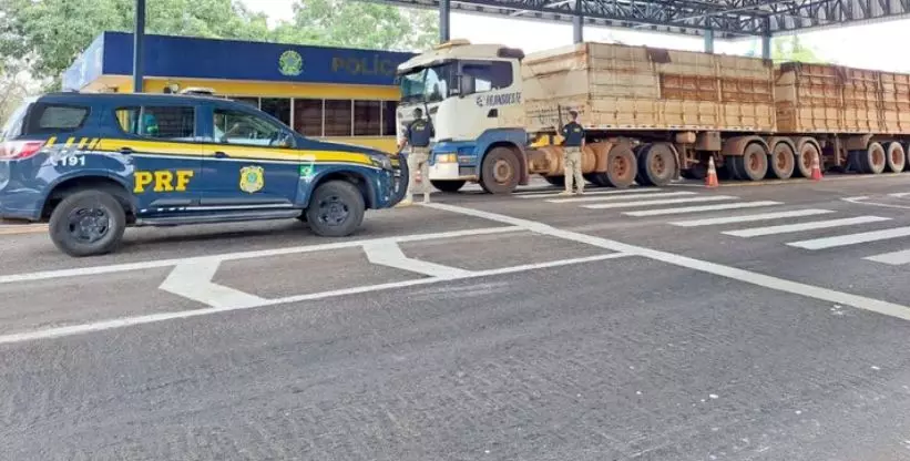 A foto mostra uma carreta sendo recuperada pela Polícia Rodoviária Federal