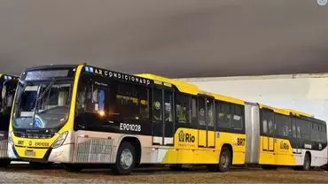 A foto mostra um ônibus articulado do BRT do Rio de Janeiro.