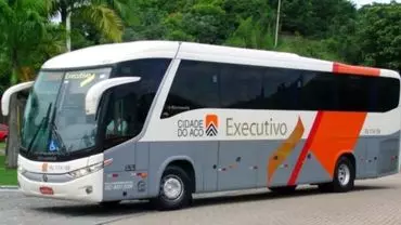 A foto mostra um ônibus da Viação Cidade do Aço