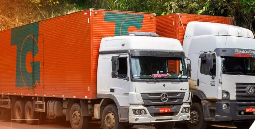 A foto mostra dois caminhões da TG Transportes