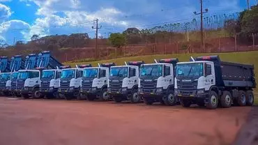 A foto mostra a frota de caminhões da empresa Herculano Mineração