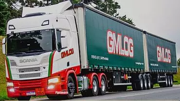 A foto mostra uma carreta da GMLOG Transportes