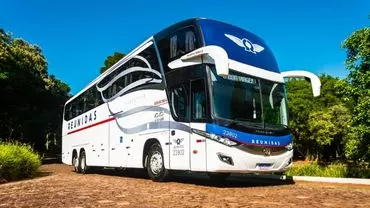 A foto mostra um ônibus da empresa Reunidas