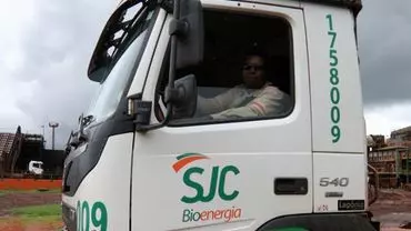 A foto mostra um caminhão da SJC Bioenergia