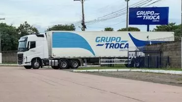 A foto mostra uma carreta do Grupo Troca