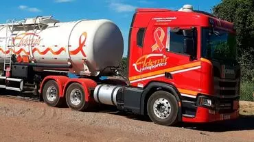 A foto mostra uma carreta da Ademir Transportes