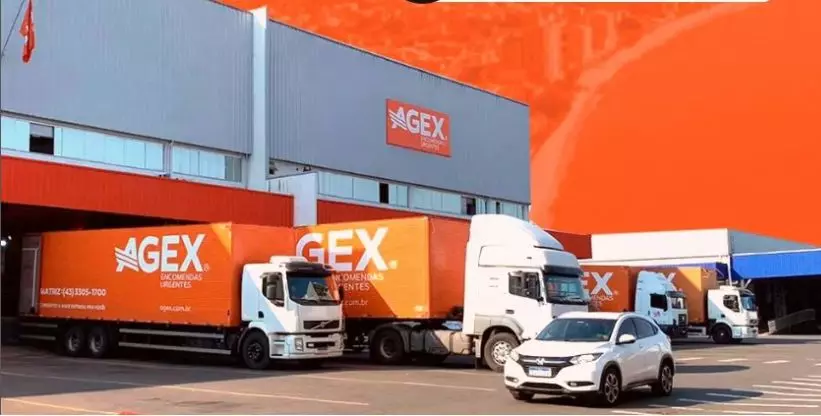 A foto mostra 3 carretas e um caminhão da AGEX Transportes Urgentes