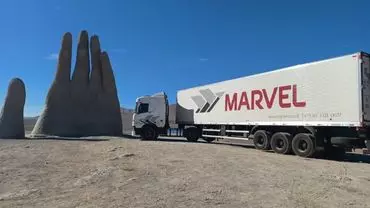 A foto mostra uma carreta da Transportes Marvel