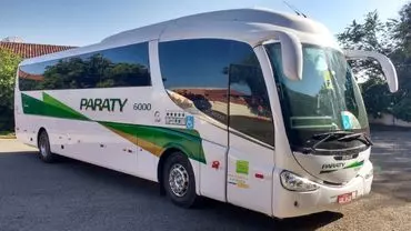 A foto mostra um ônibus da Viação Paraty