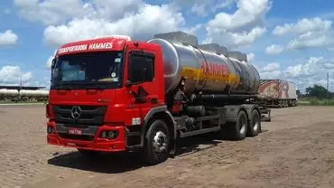 A foto mostra um caminhão da Transportadora Hammes