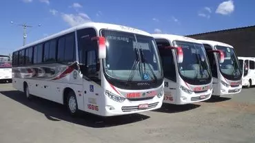 A foto mostra um ônibus da Oliveira Fretamento de ônibus, mais conhecida como Viação Oliveira