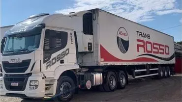 A foto mostra uma carreta da Transportes Rosso