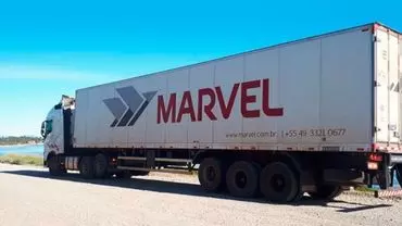 A foto mostra uma carreta da Transportes Marvel