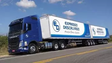 A foto mostra uma carreta da Expresso Descalvado