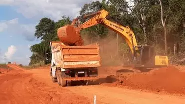 A foto mostra um caminhão da Construtora Tripolo