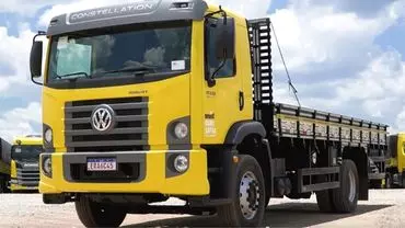 A foto mostra um caminhão truck da Ouro Safra