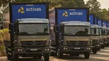 A foto mostra alguns caminhões da Activas