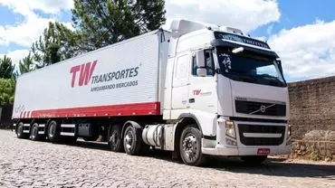 A foto mostra uma carreta da TW Transportes