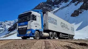 A foto mostra uma carreta da Transportes Gral