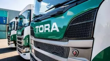 A foto mostra a frente de 3 caminhões do Grupo Tora