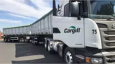 A foto mostra umca carreta rodotrem da Cargill