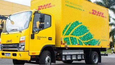 A foto mostra um caminhão da empresa DHL