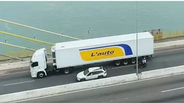 A foto mostra uma carreta da L' Auto Cargo