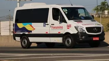 A foto mostra uma van da Transmimo