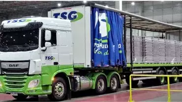 A foto mostra uma carreta da TSG - Transportes Silveira Gomes