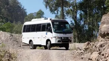 A foto mostra um micro-ônibus da Herculano Mineração